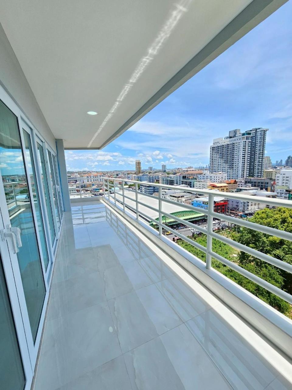 View Talay6 By Blue Ocean Suite Pattaya Exterior foto